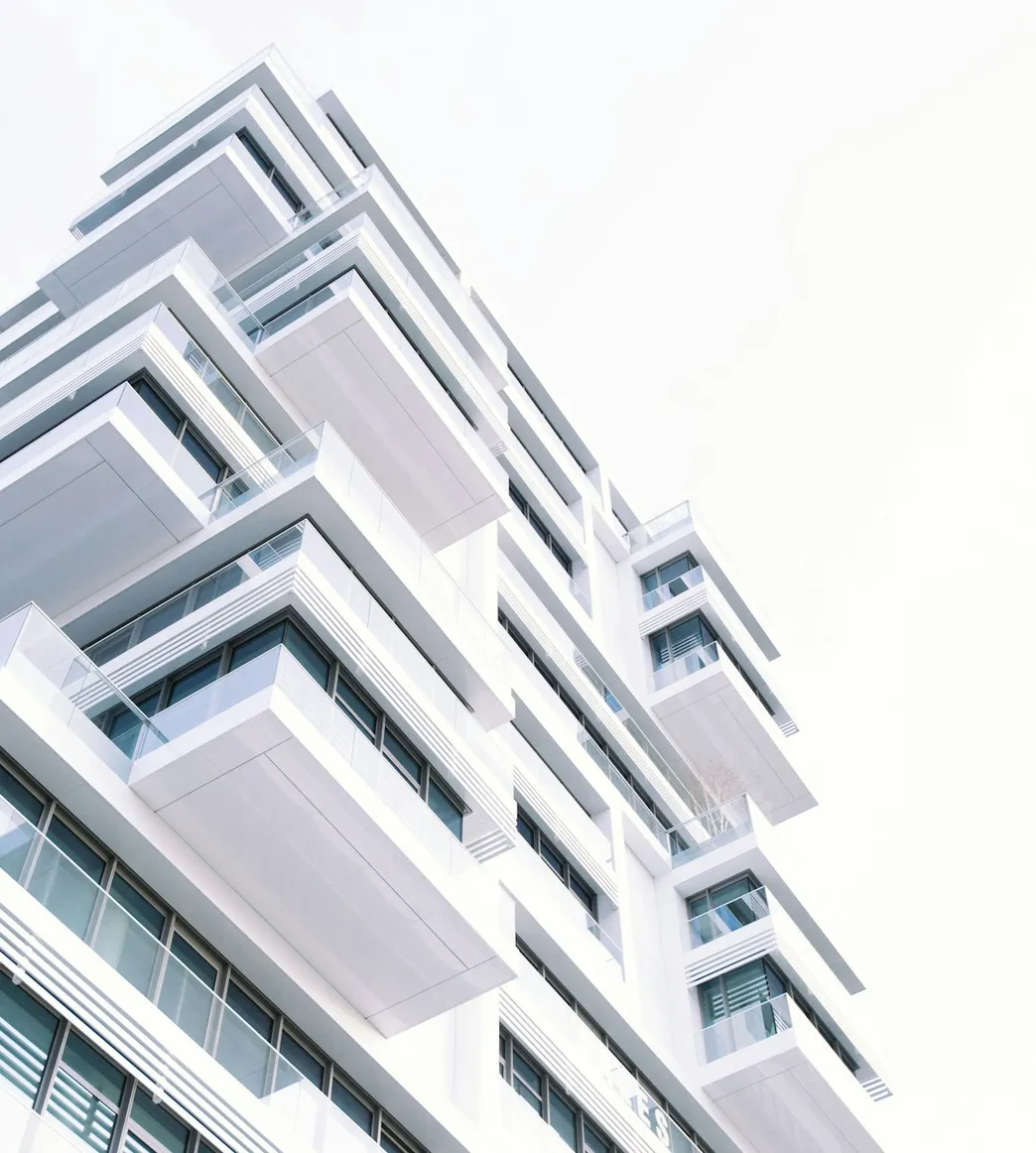 weiße wohnunggebäude