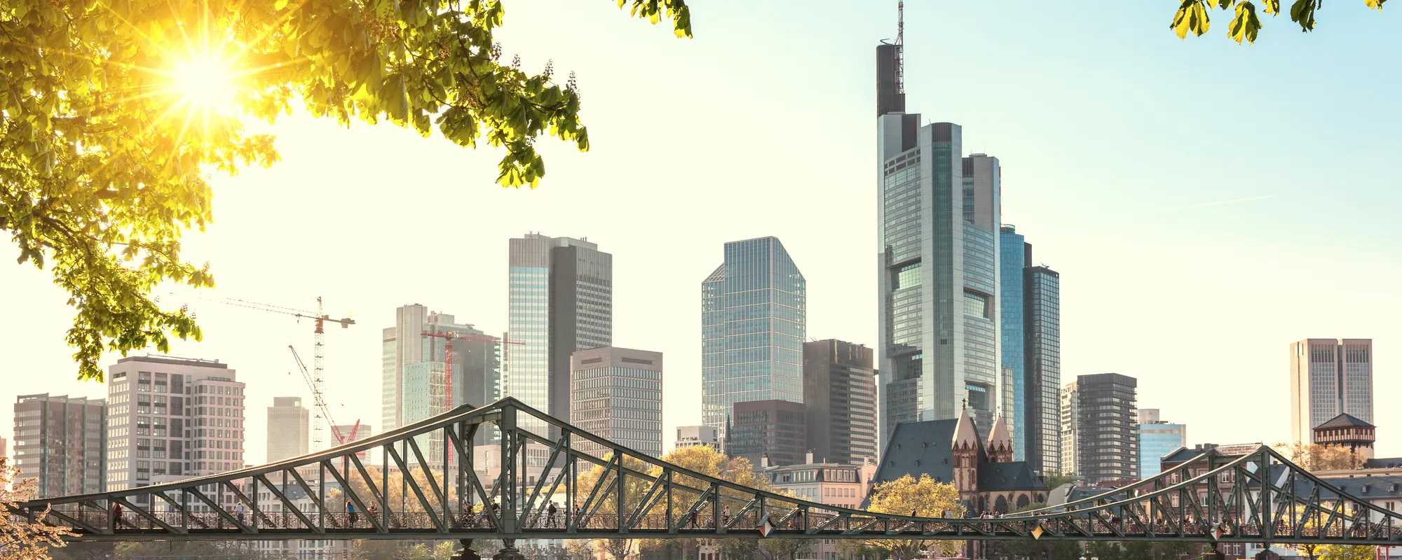Frankfurter Skyline an einem sonnigen Tag