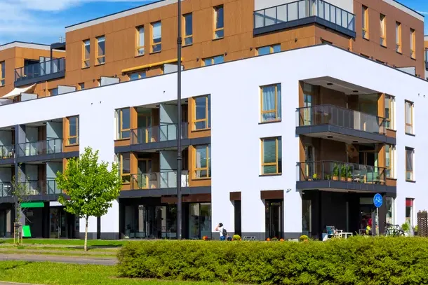 Mehrfamilienhaus mit Mietwohnungen und Balkonen