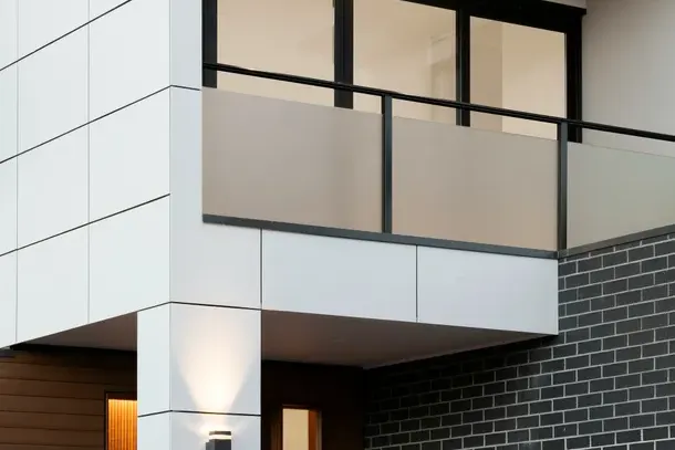 Moderne Wohnung mit großer Fensterfront und Balkon